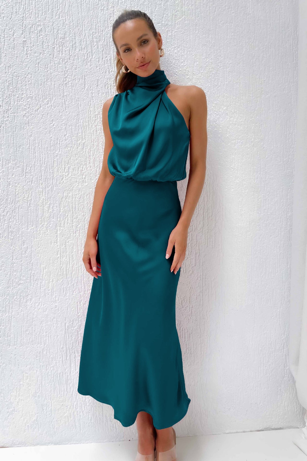 Vestido midi satinado sin mangas