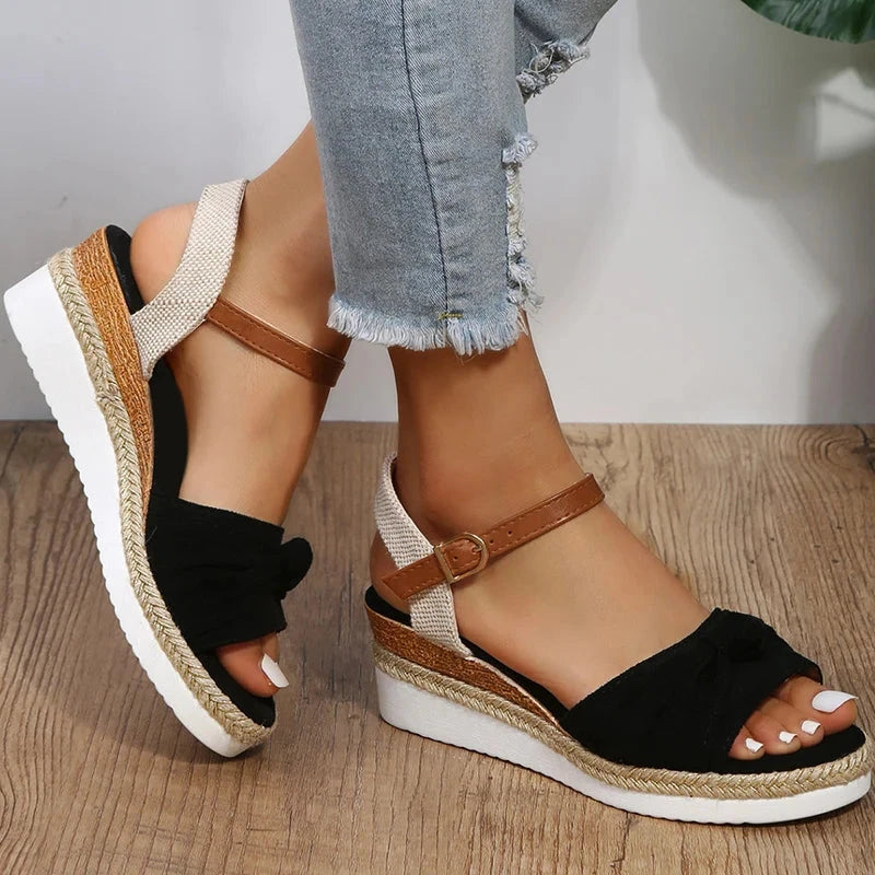 Sandalias con cuña y lazo