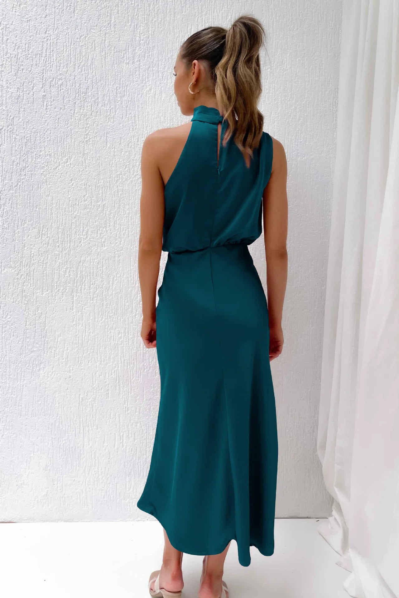 Vestido midi satinado sin mangas