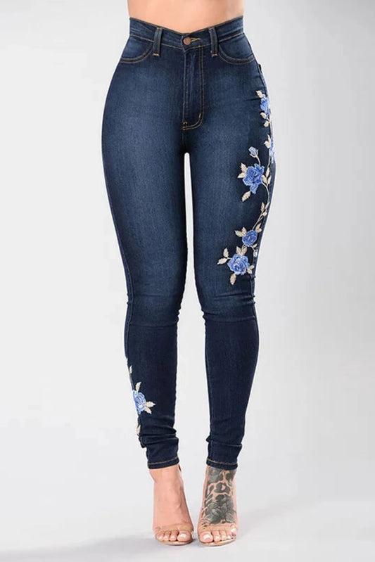 Pantalones vaqueros skinny con detalles florales