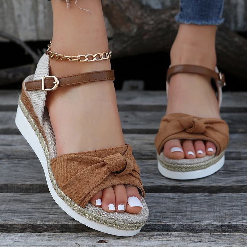 Sandalias con cuña y lazo