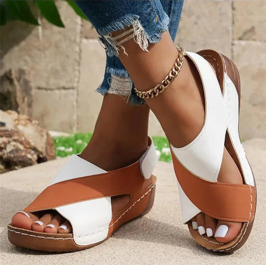 Sandalias diseño cruzado con cuña