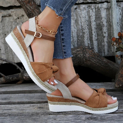 Sandalias con cuña y lazo